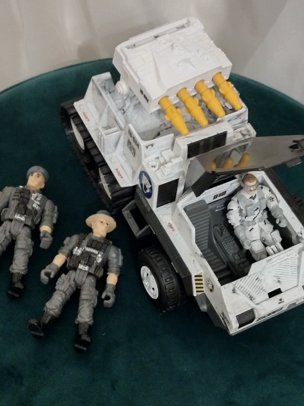 Hasbro White Tactical Missile Truck with Yellow Rockets and Military Figures